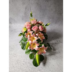 Komplet nagrobny pastelowy – róże i lilie | elegancka kompozycja na płytę