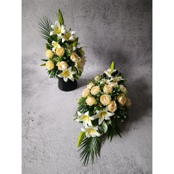 Komplet nagrobny – białe lilie i pastelowo żółte róże | elegancka kompozycja