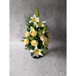 Komplet nagrobny – białe lilie i pastelowo żółte róże | elegancka kompozycja