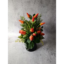 Pomarańczowy komplet nagrobny z tulipanów – kompozycja na płytę i bukiet