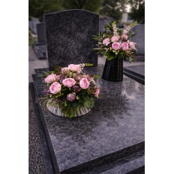 Kompozycja nagrobna na drewnianej podstawie | Bukiet do wazonu