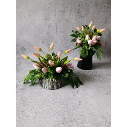 Kompozycja nagrobna z tulipanów | Sztuczne kwiaty na pomnik