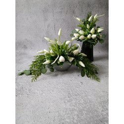 Komplet nagrobny z białymi tulipanami – kompozycja na płytę i bukiet do wazonu
