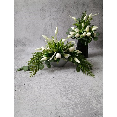 Komplet nagrobny z białymi tulipanami – kompozycja na płytę i bukiet do wazonu