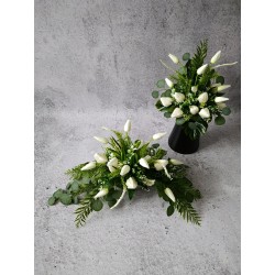 Komplet nagrobny z białymi tulipanami – kompozycja na płytę i bukiet do wazonu