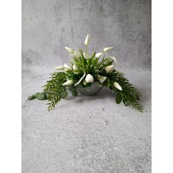 Komplet nagrobny z białymi tulipanami – kompozycja na płytę i bukiet do wazonu