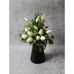 Komplet nagrobny z białymi tulipanami – kompozycja na płytę i bukiet do wazonu